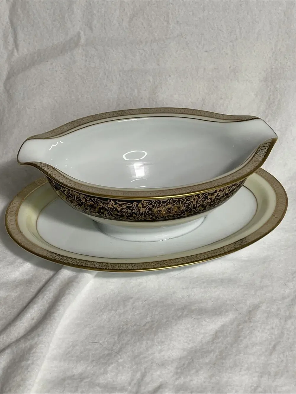 GRAVY BOAT WITH UNDERPLATE Noritake “Vienna”
